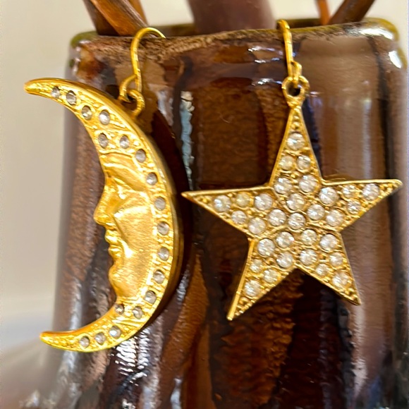 VTG Star and Moon Rhinestone Earrings, gold color - Picture 8 of 8